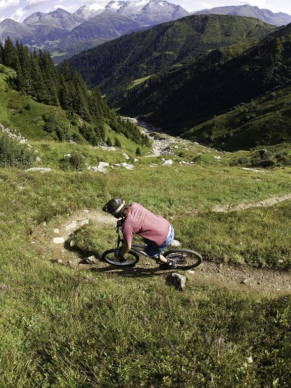 Nangijala Hostel Disentis Exteriör bild