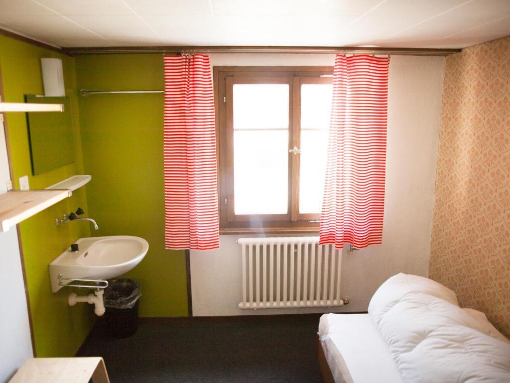 Nangijala Hostel Disentis Rum bild